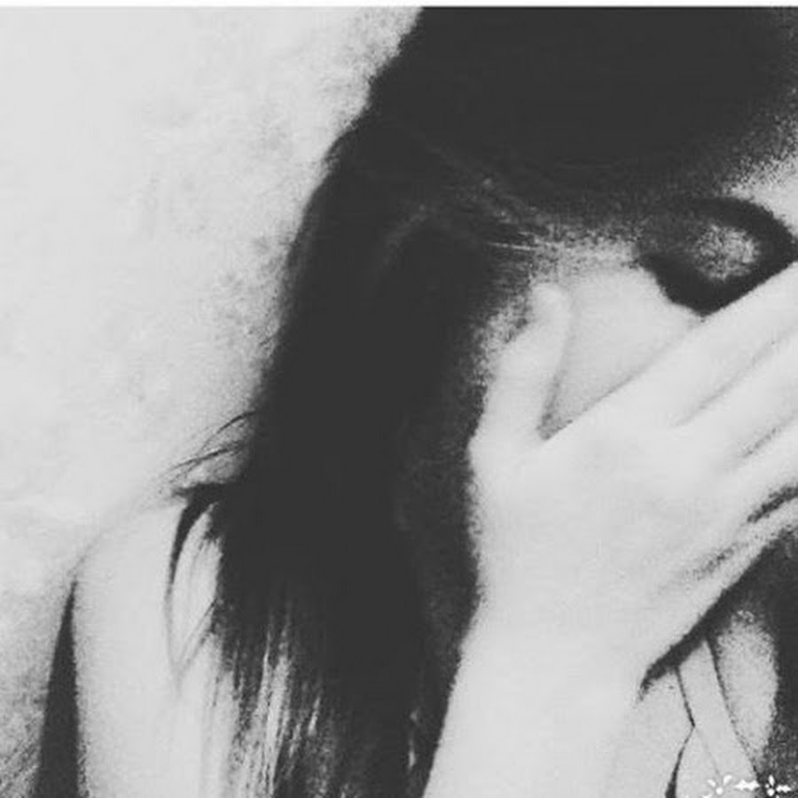 Девушки плачут без лица. Плачущие девушки без лица. Девушка плачет без лица. Плачущие девушки с закрытым лицом. Девочка плачет