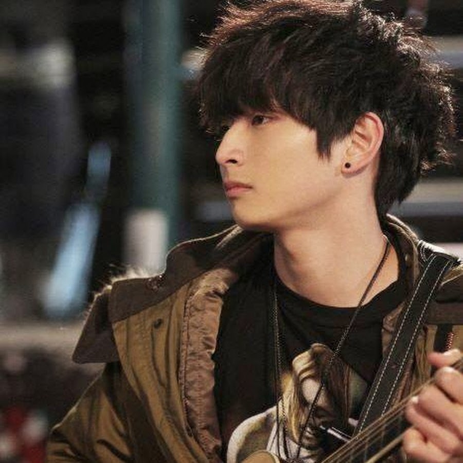 Парень поёт под гитару. Кореец с гитарой эстетика. Кореец на гитаре. Парень гитарист корея. Джин с гитарой бтс.