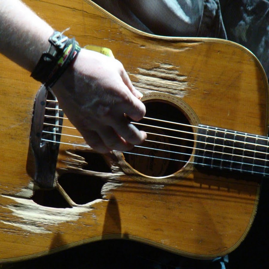 Струны стучат. Старая акустическая гитара. Гитара с порванной струной. Гитара с рваными струнами. Гитара с оборванными струнами.