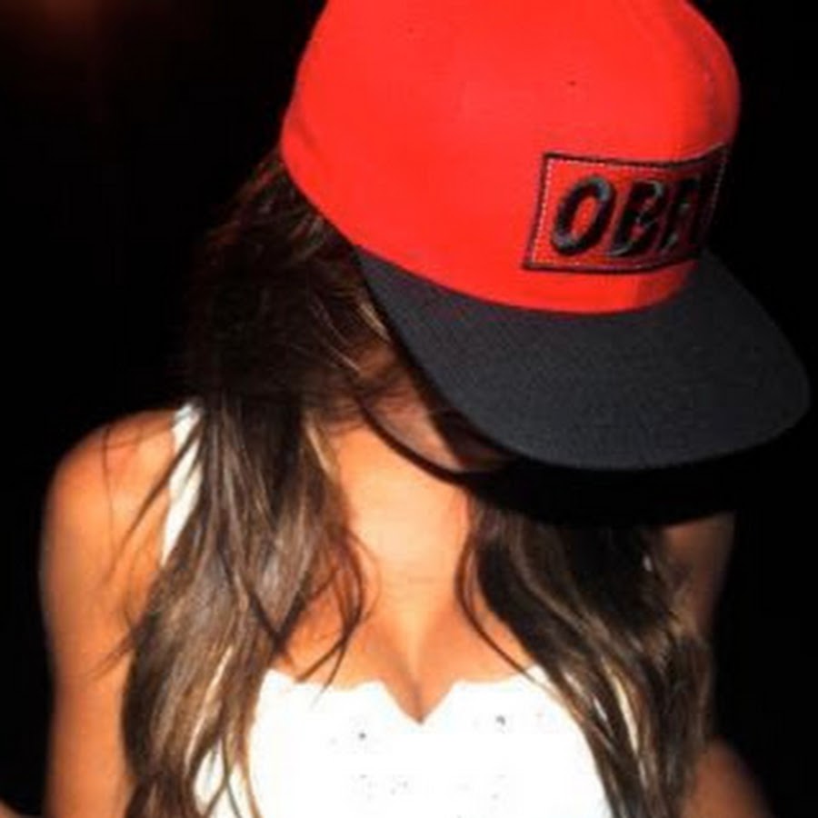 Картинки девушка в кепке без лица на аву