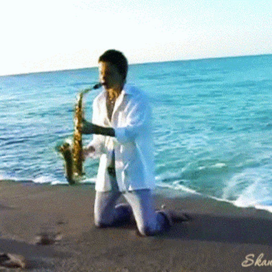 Обидин саксофон. Саксофон и море. Саксофонист на море. Музыканты на фоне моря. Саксофонист на пляже.