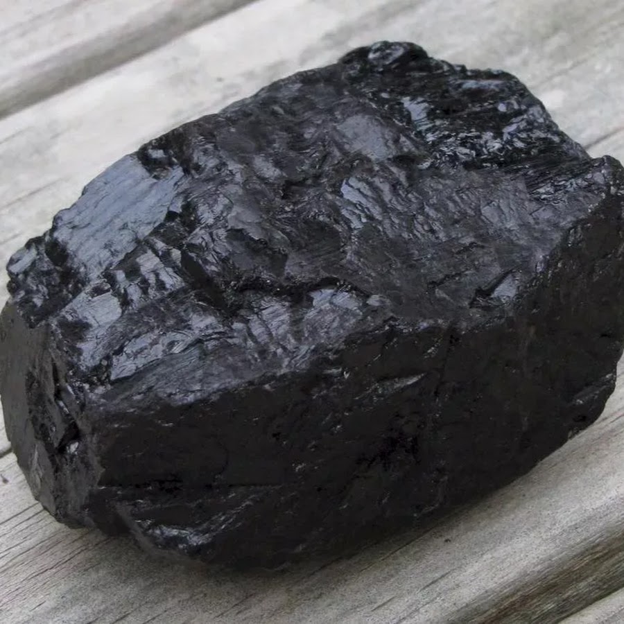 Уголек том 1. Уголь бурый каменный антрацит. Битуминозный уголь. Каменный уголь САМОЦВЕТ. Угли в камине.