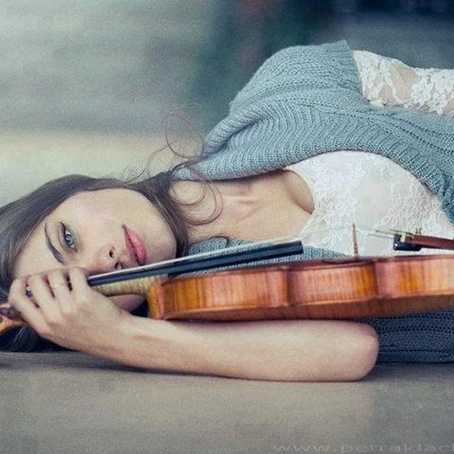 Скука музыка. Фотосессия со скрипкой. Устала скрипка. Рыжая девушка со скрипкой. Уставший скрипач картинки.