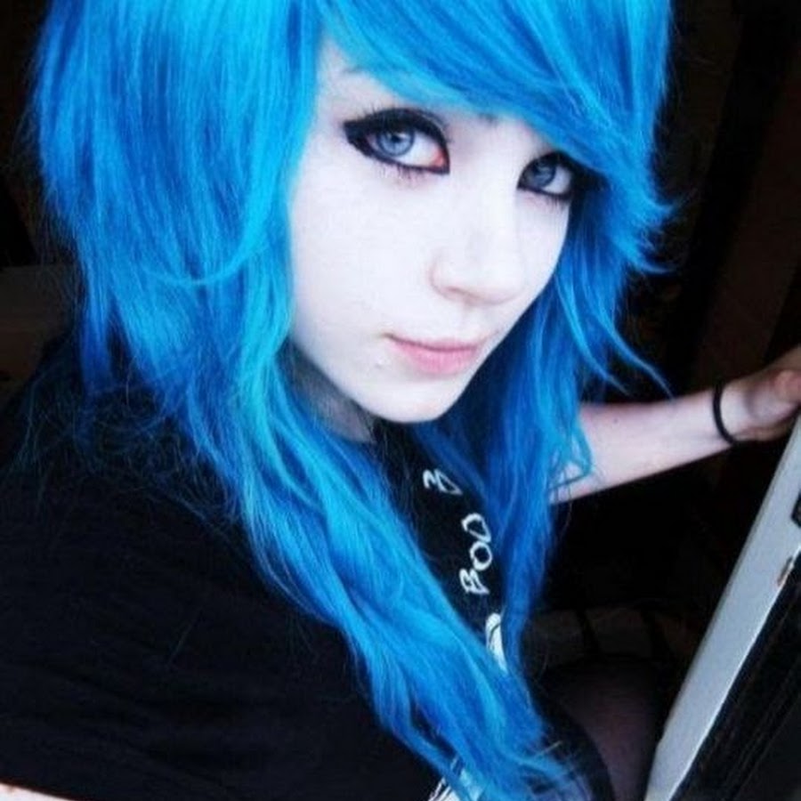 Красавица с синими волосами