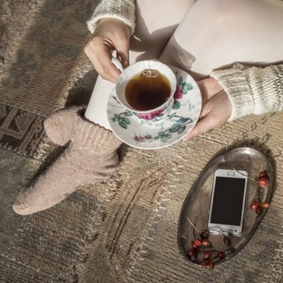 За чашечкой кофе на дзен читать рассказы. Чашка с чаем в руках. Девушка в пледе с чаем. Кружка телефон. Телек и Кружка чая дома.