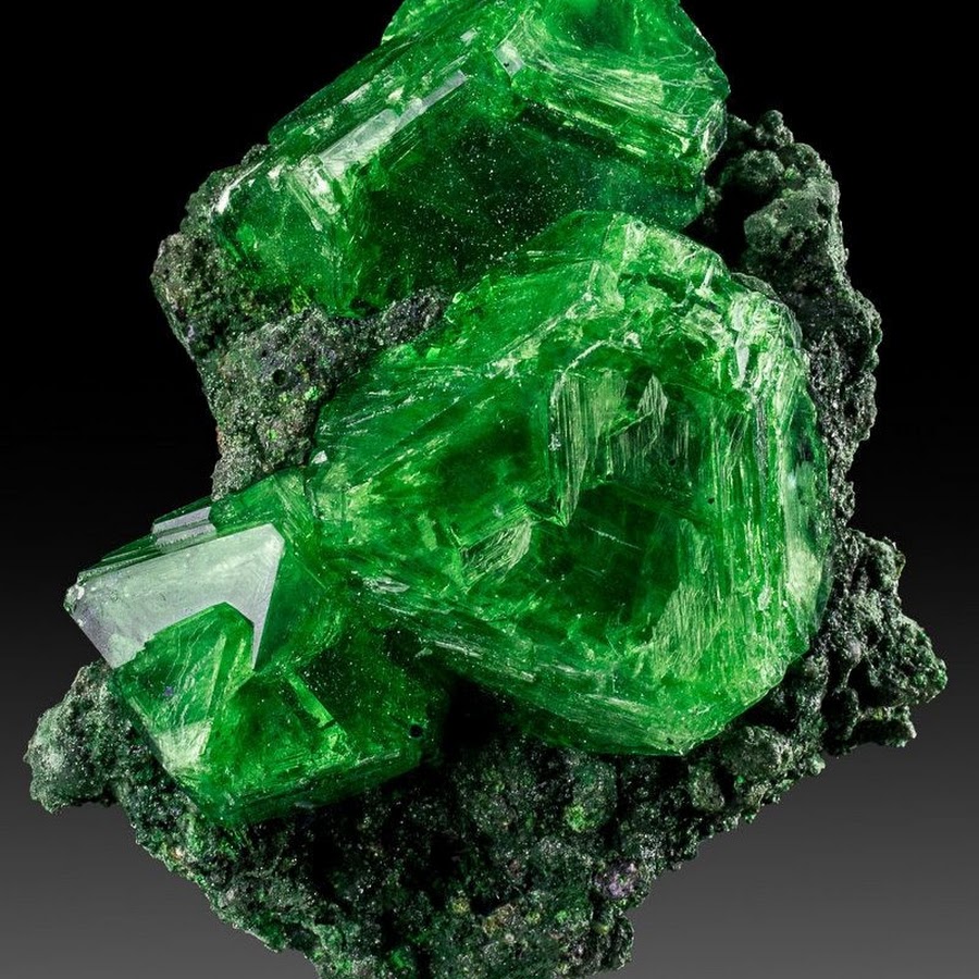 изумруд камень самородок. темно зеленый кристалл. медный изумруд берилл. неограненный изумруд. диоптаз минерал излом.