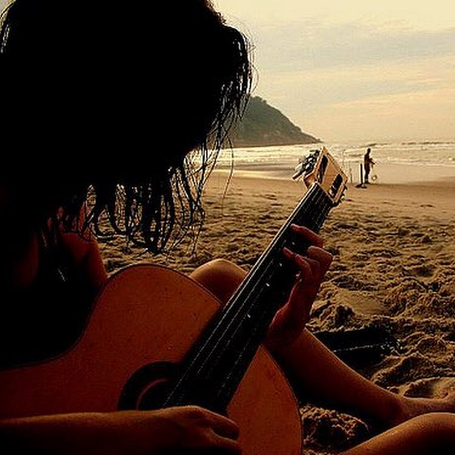 Черный берег песня. Брюнетка с гитарой. Девушка с электрогитарой. Гитарист у моря. Девушка с гитарой у моря.