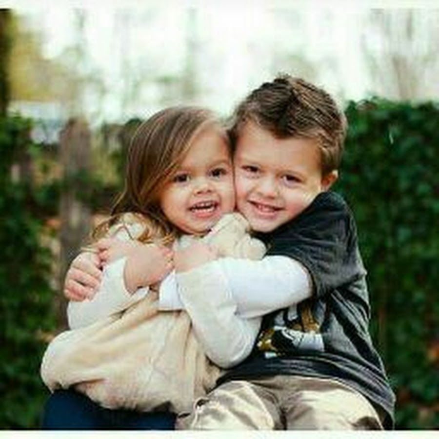 три сестрички. сестра четырех братьев. дети два мальчика и девочка. 3 брата дети. братья и сестры четверо.