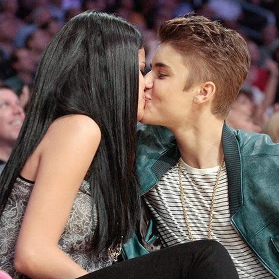 Целоваться с бывшей женой. Selena Gomez and Justin Bieber Kiss.
