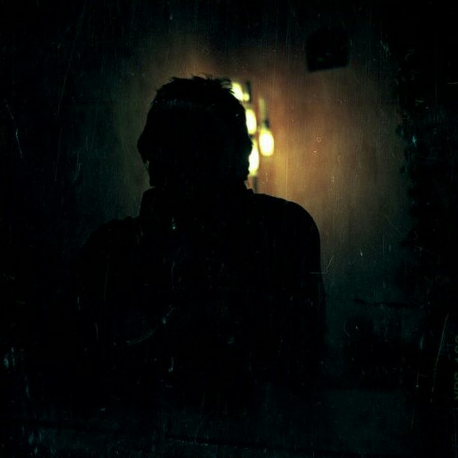 Мужской силуэт в темноте. Мрачный силуэт. Тьма. Мужской силуэт в темноте. Человек во мраке.