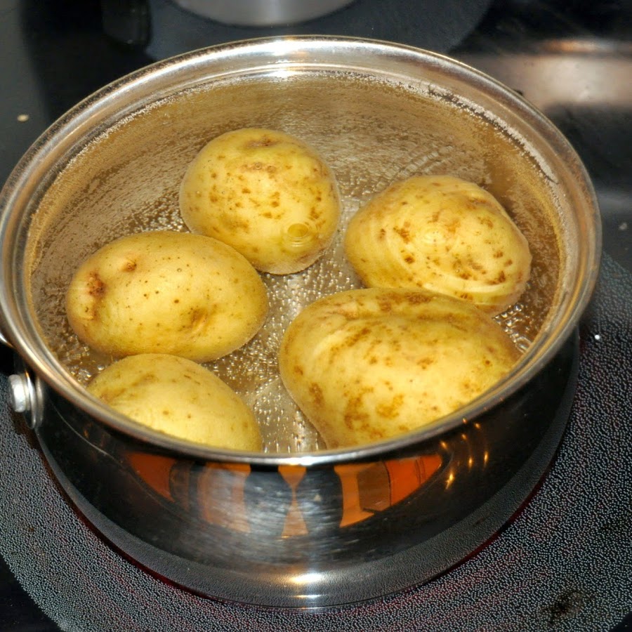 Картофель отварной в кастрюле. Картофель без кожуры. Процесс варки картофеля. Сварить картошку в кастрюле без кожуры целую. Вареная картошка в кастрюле.