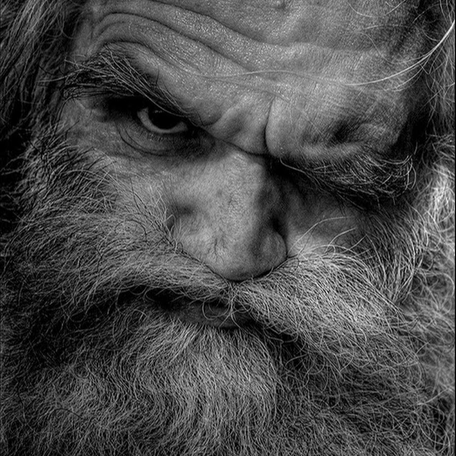 суровый старик. суровый старик. борода старца. кратос лицо с бородой. старик с бородой и трубкой.