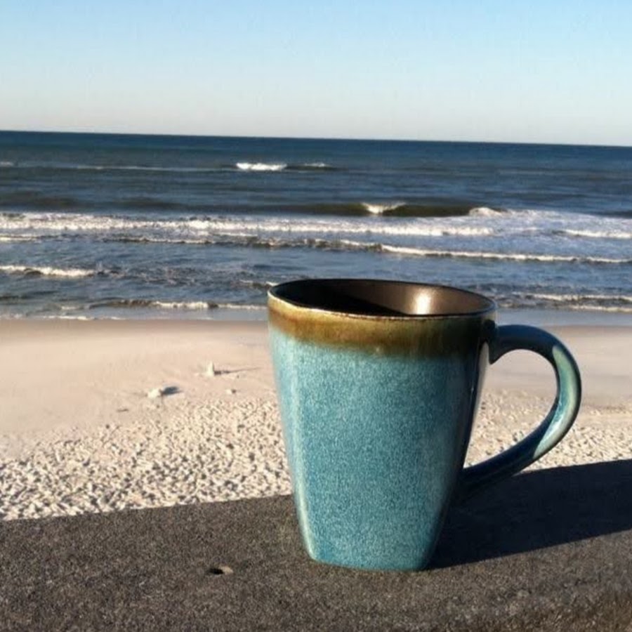 Чашка кофе на берегу моря