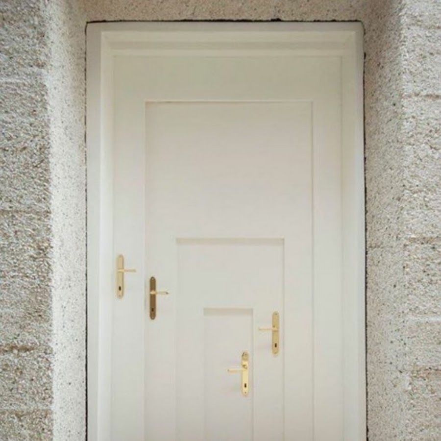 Человек открывает дверь. Человек около двери. Креативная реклама дверей. Придержать дверь. Человек открывает дверь.