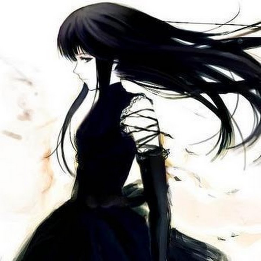 Девушка с черными волосами в черном платье