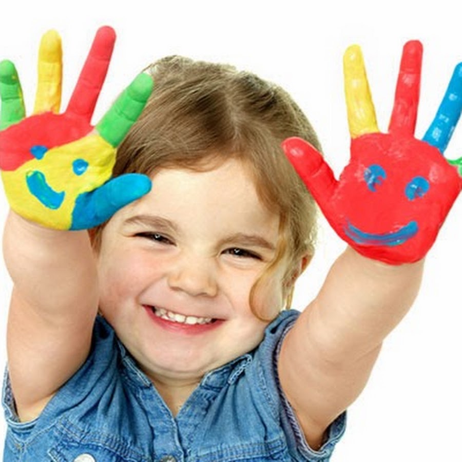 Пальчики кружок. Ребенок на руках. Ладошки дети. Детская рука. Ребенок показывает руки.