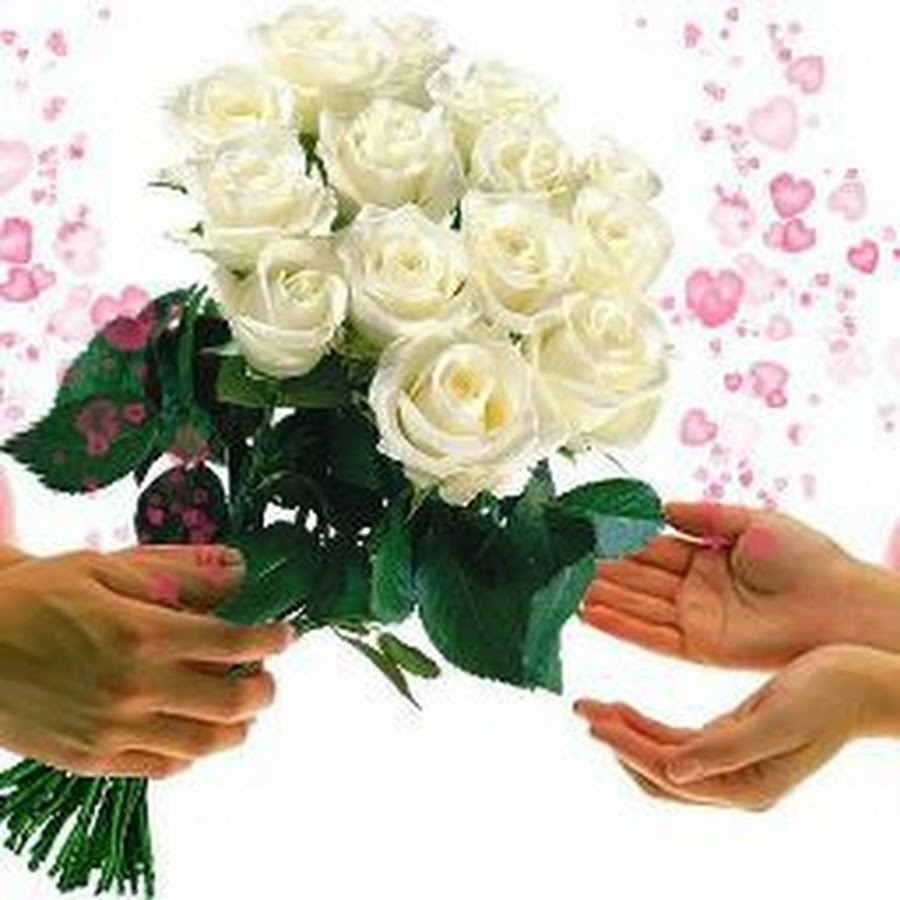Дарить цветы и слова. Дарит цветы. Дарю тебе букет цветов. Парень дарит цветы. Цветок на руку..