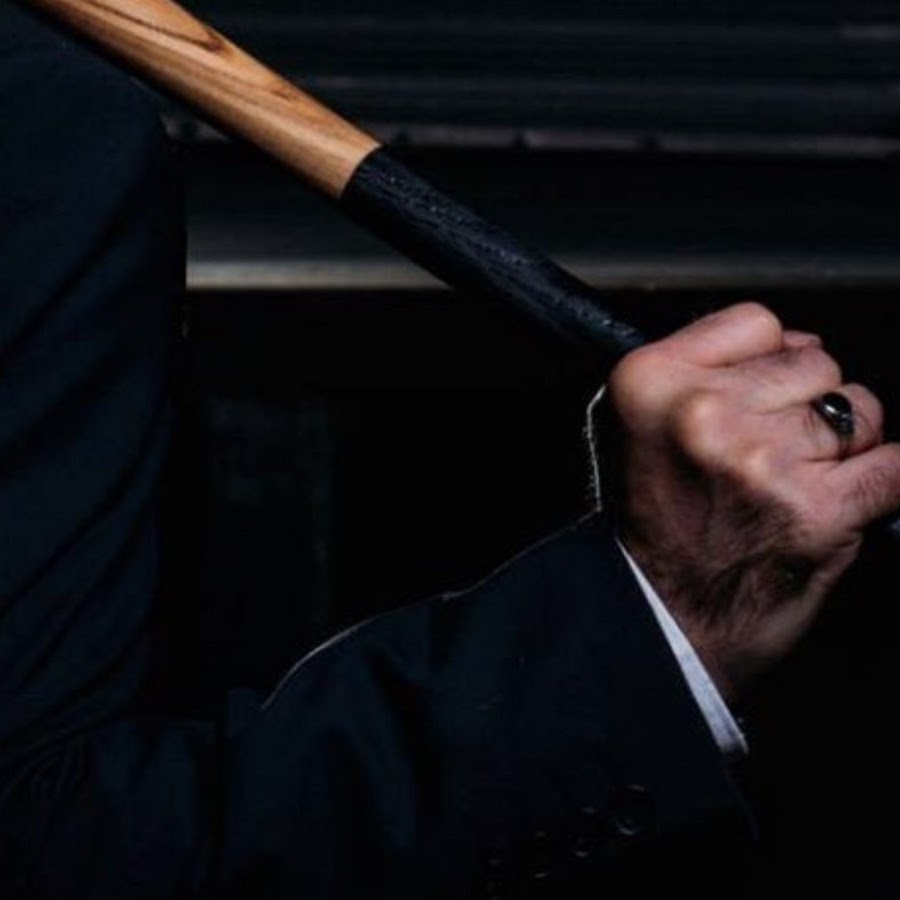 Бита деревянная. Получил битой по голове. Мужик с битой. Бейсбольная бита в руке. Получил битой по голове.