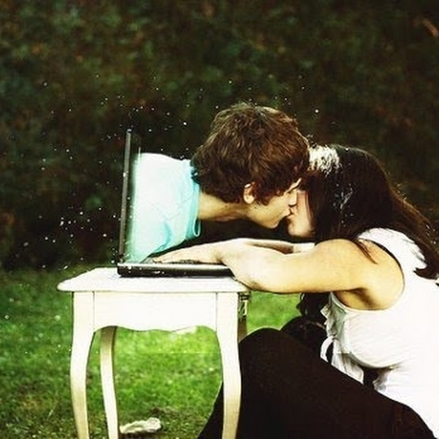 приложение для влюбленных на расстоянии. девушка провожает парня. пара на вокзале. поцелуй через экран. приложения для отношений на расстоянии.