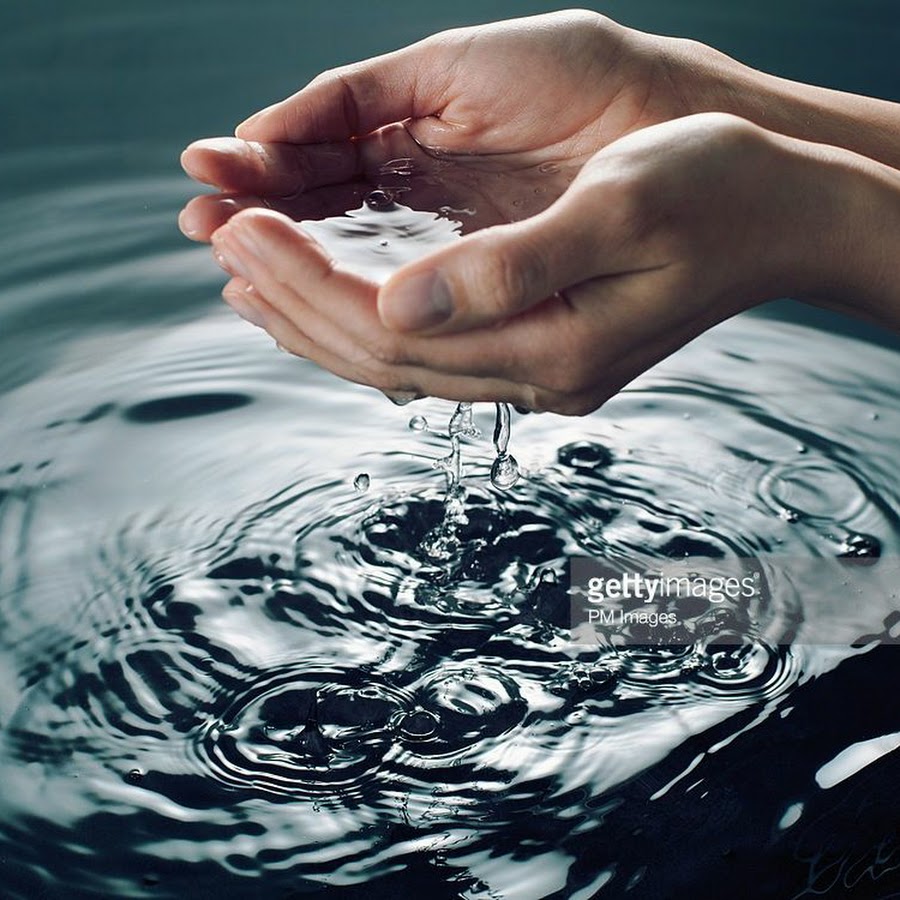 Водички руки. Вода в руках. Вода в ладонях. Капля воды в руках. Красивая рука в воде.