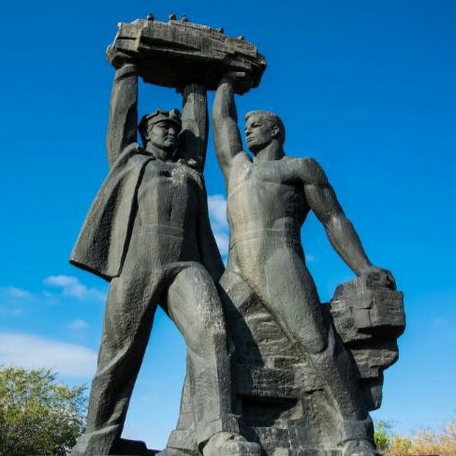 Памятник горнякам в Караганде