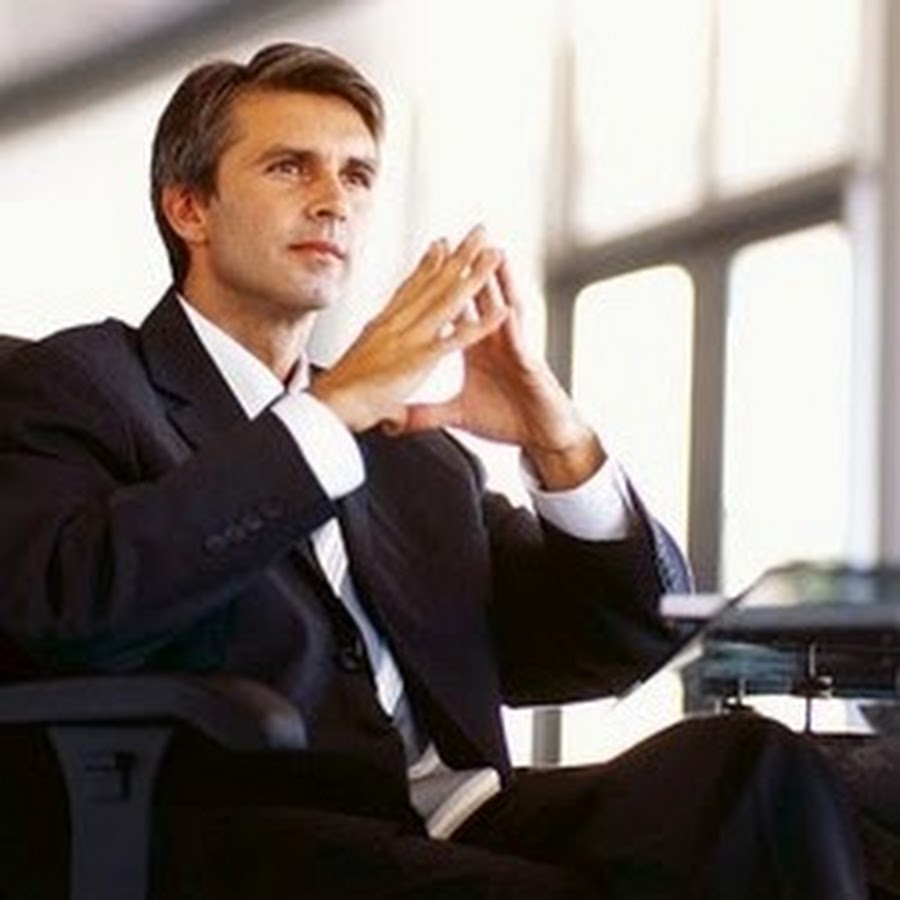 Бизнесмен за столом. Top manager is. Деловой портрет мужчины. Бизнес консультация. Бизнесмен на фоне города.