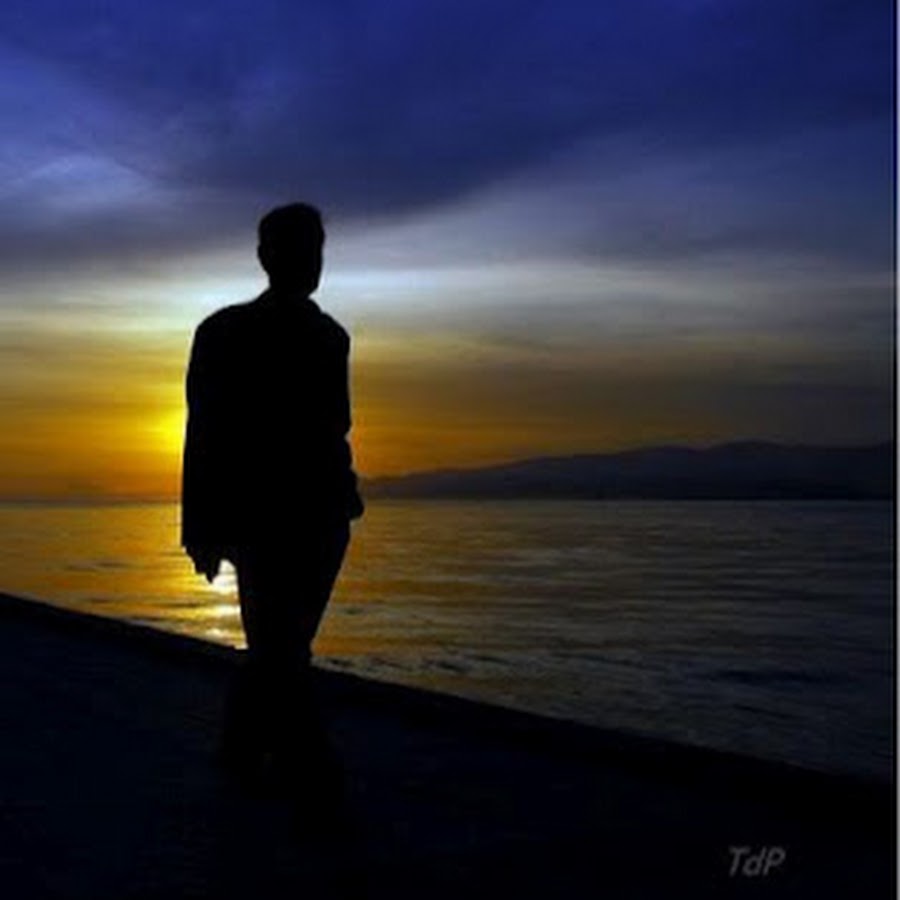 мужчина в темноте. в тени человека. молодой мастер в тени. тень мужчины. тень мужчины.