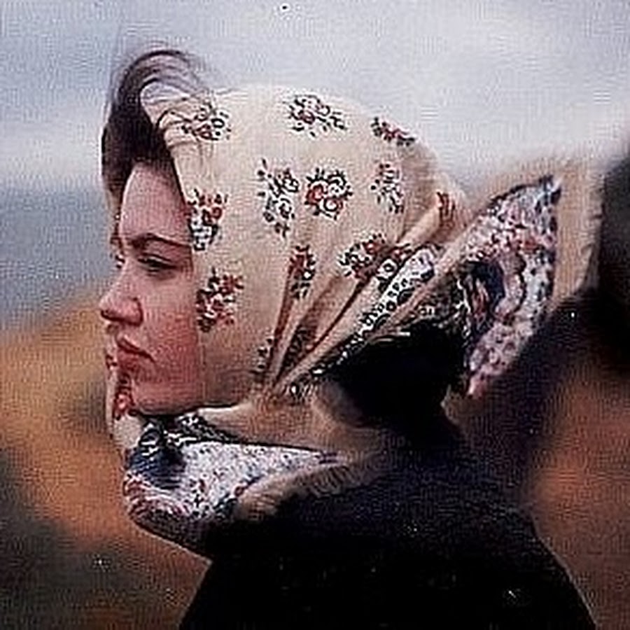 плачет платочек. женщина вытирает слезы. девушка смахивает слезу. вытирать слезы платочком. женщина плачет.