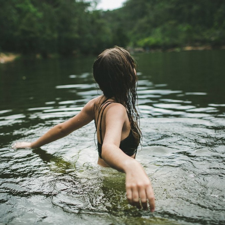Девушки озеро фото. Девушки на речке. Девушка у реки. Девушки на озере. Фотосессия в воде.