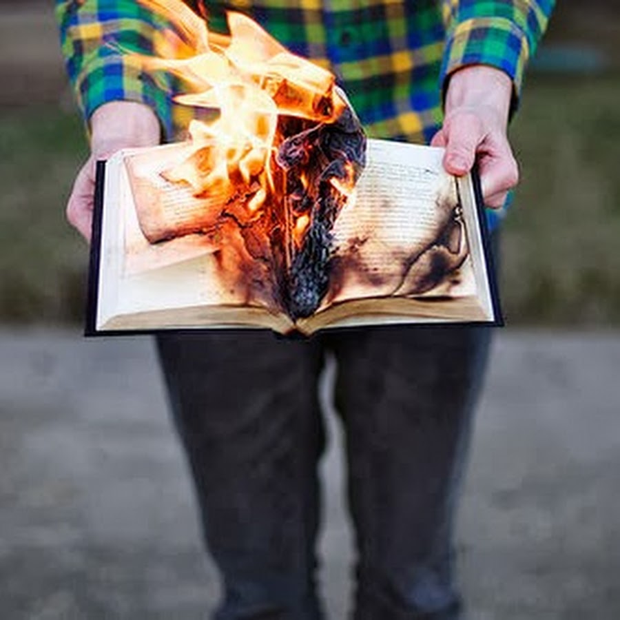 нельзя рисовать в книгах. вырвать книгу. старые рваные книги. мужчина рвет бумагу. человек разрывающий книгу.