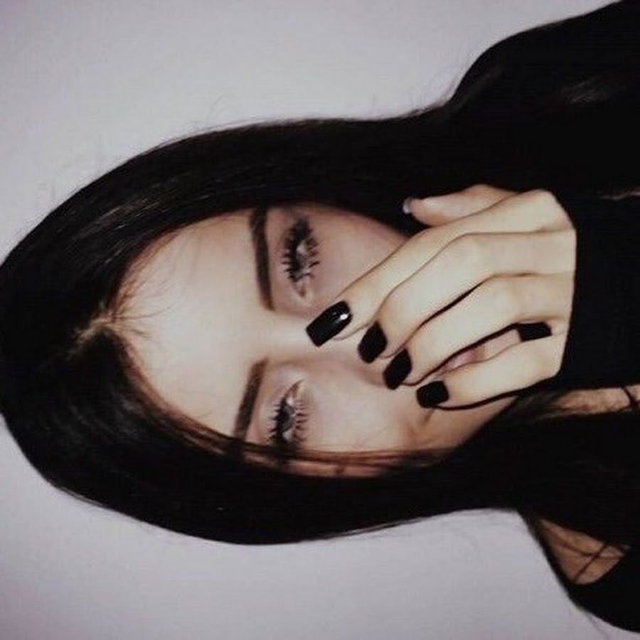 Девушка с черными ногтями