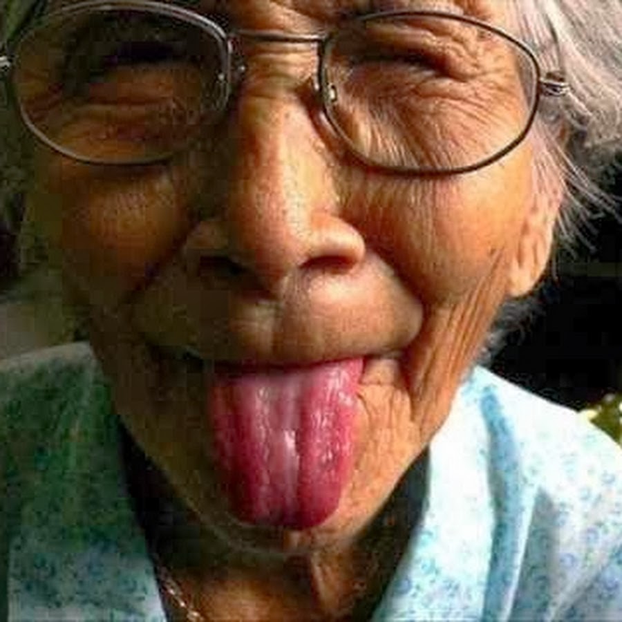 Бабушка без зубов. Старуха.