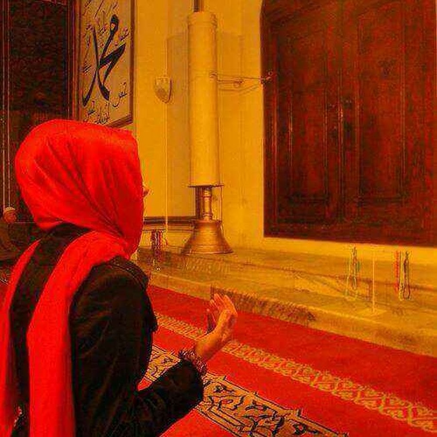 Читает намаз слушать. Мусульманка в мечети. Девушка в мечети. Мусульманка совершает намаз. Мусульманка молится.