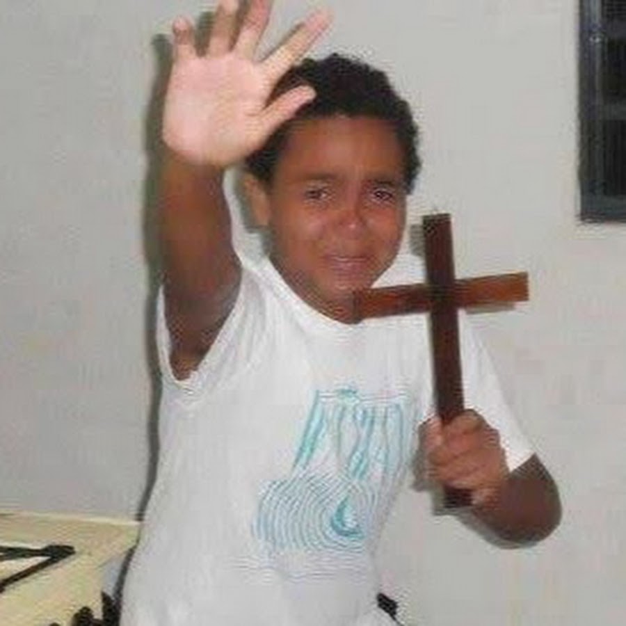 Мальчик с крестом мем картинка