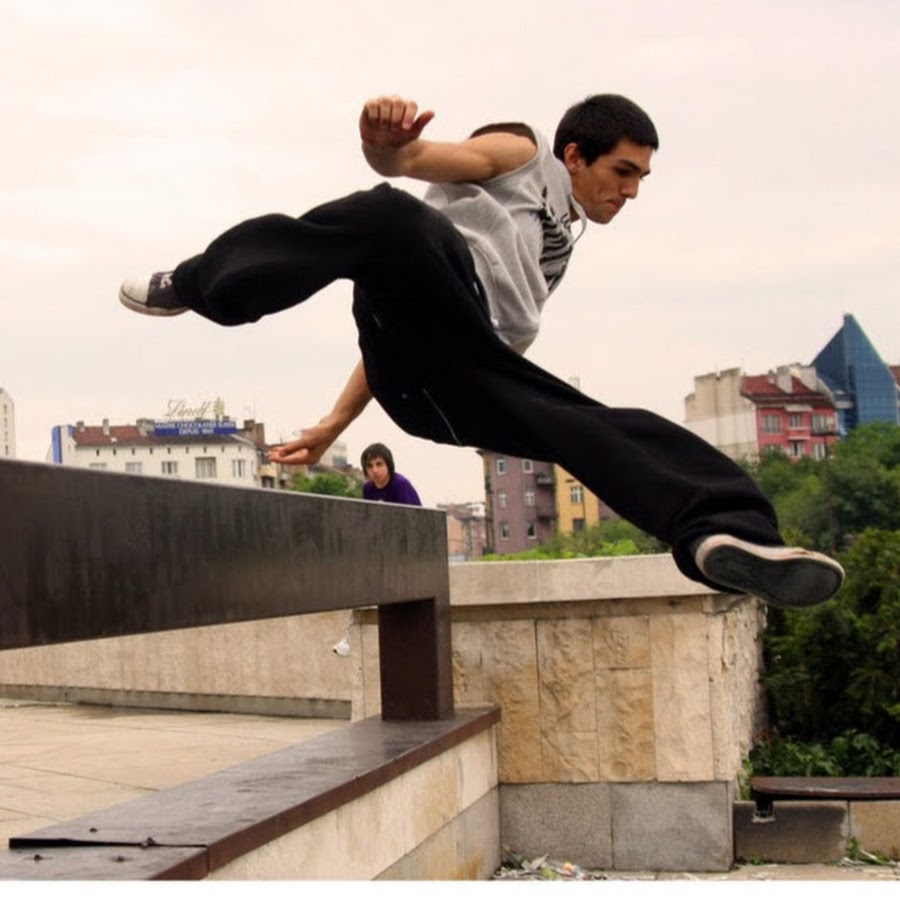 Прыжок со стены. Паркур прыжок. Пацаны прыгают по крышам. Прыжок от стены паркур. Молодежная субкультура паркурщики.