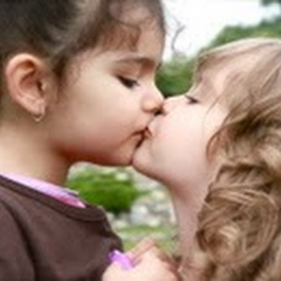 Licking boy girl. Поцелуй маленьких детей с языком. Маленькие девчонки поцелуй. Поцелуй девочки с мамой. Малыши лесбияночки.