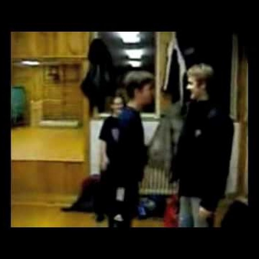 бьется головой об стол