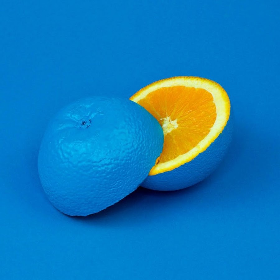 Синий мандарин. Синий апельсин. Голубой лимон. Апельсин на синем фоне. Лимоны на синем фоне.