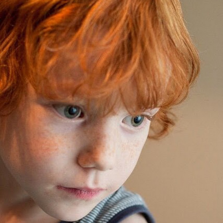 огненно рыжие дети. рыжий мальчик. рыжий мальчик. мальчик с веснушками. рыжий мальчик.