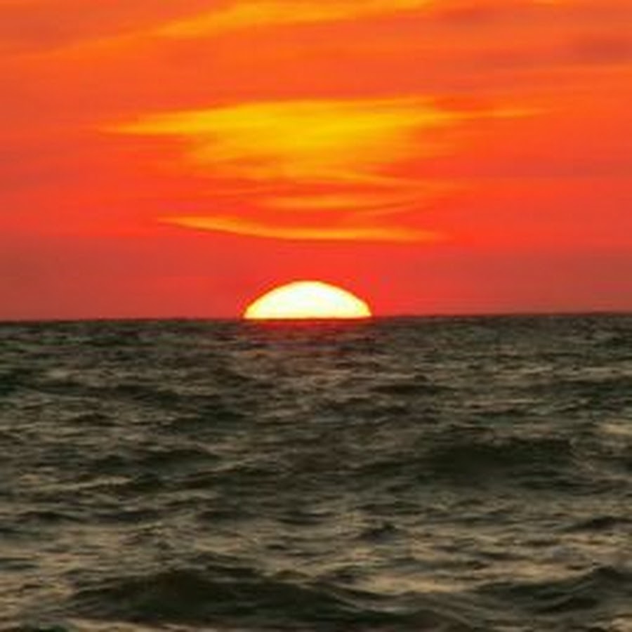 Солнце заходит в море