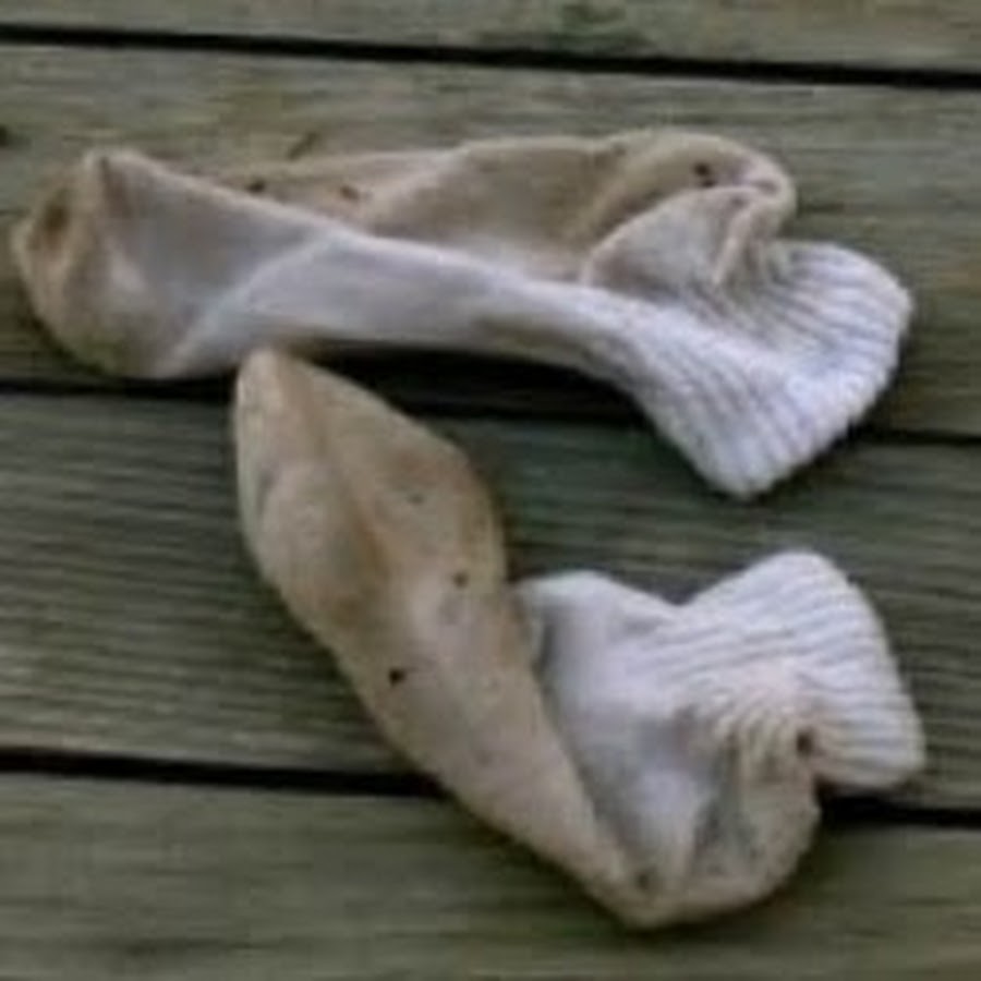 Почему носки воняют. Старые носки. Грязные белые носки.
