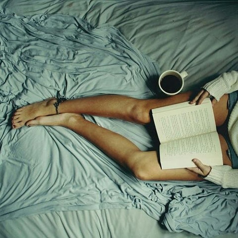 Девушка в постели с книжкой