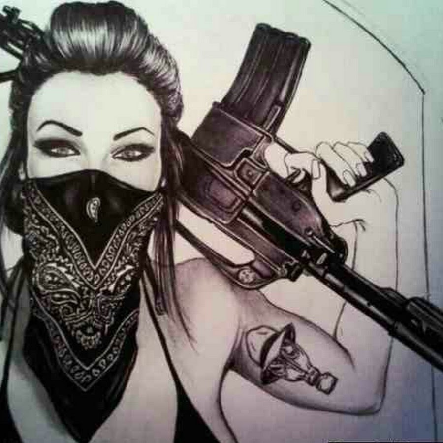 Девушка в маске с пистолетом