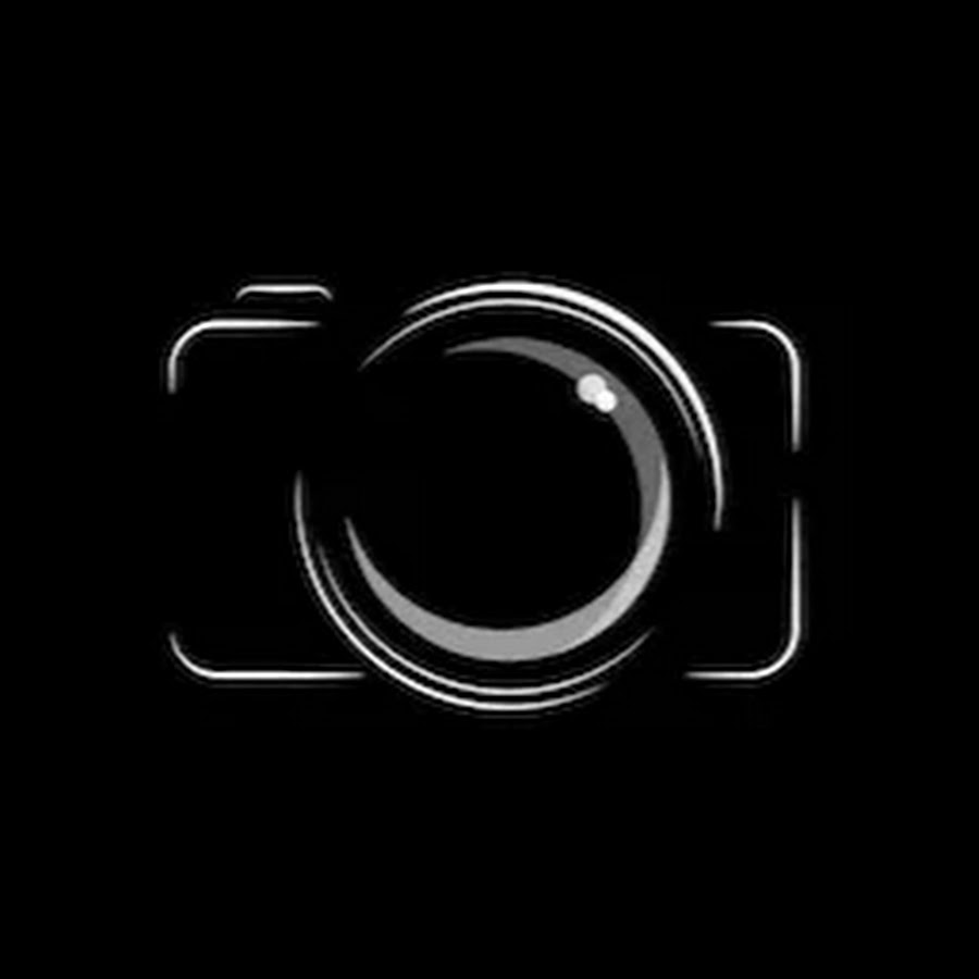 Фотоаппарат на черном фоне