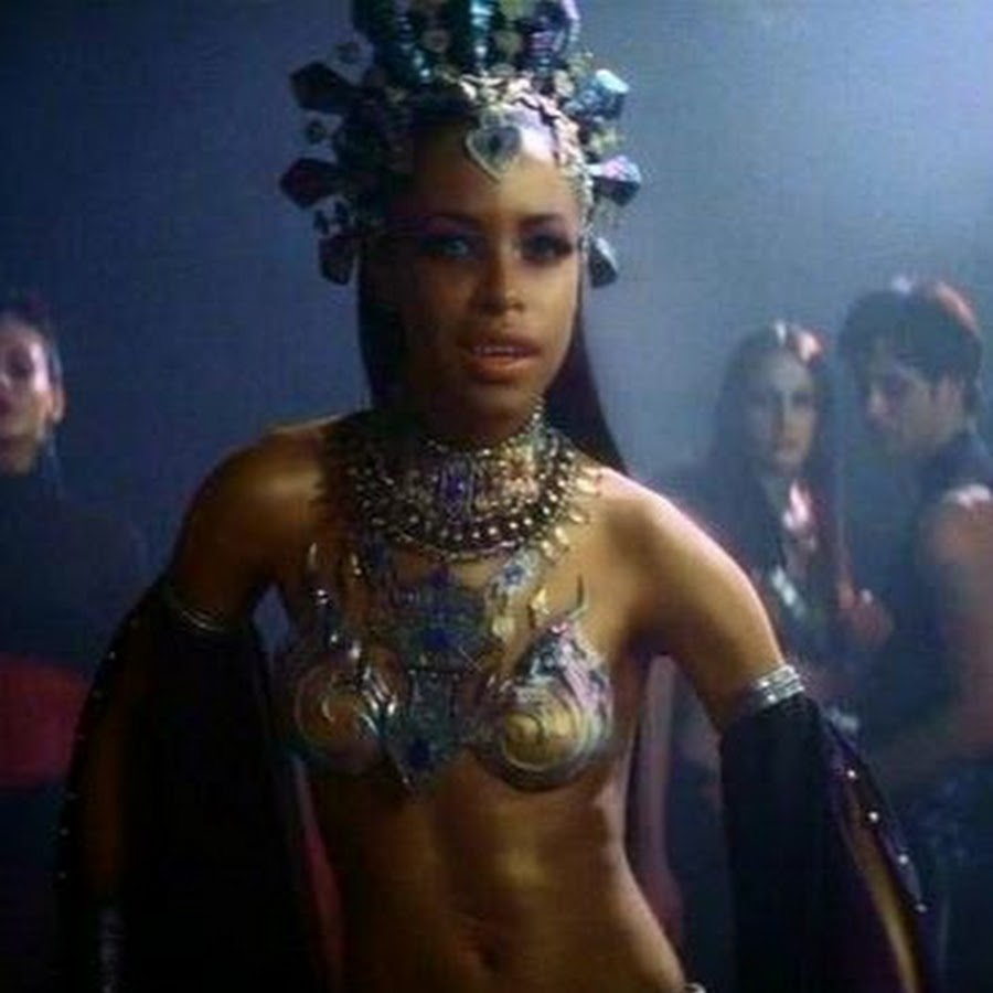 Маргерит моро королева проклятых. Королева проклятых (2002) queen of the damned. Королева проклятых 2002. Королева проклятых лестат и акаша. Королева проклятых фильм 2002 акаша.