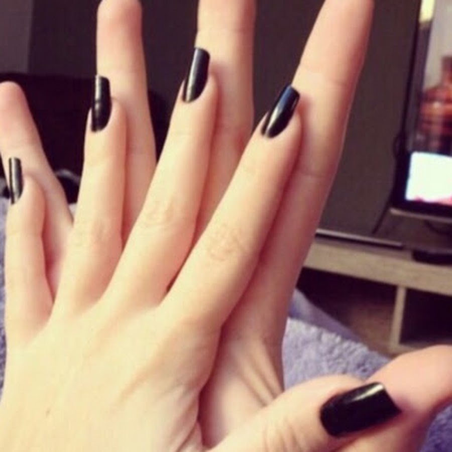 Женские руки с черными ногтями