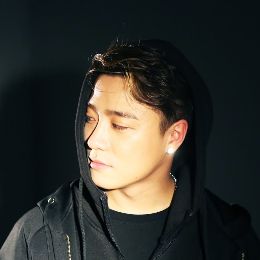 джисяо годзи китайский рэпер биография. китаец рэпер. джисяо годзи китайский рэпер биография. рэп в китае. ву ифань лысый.