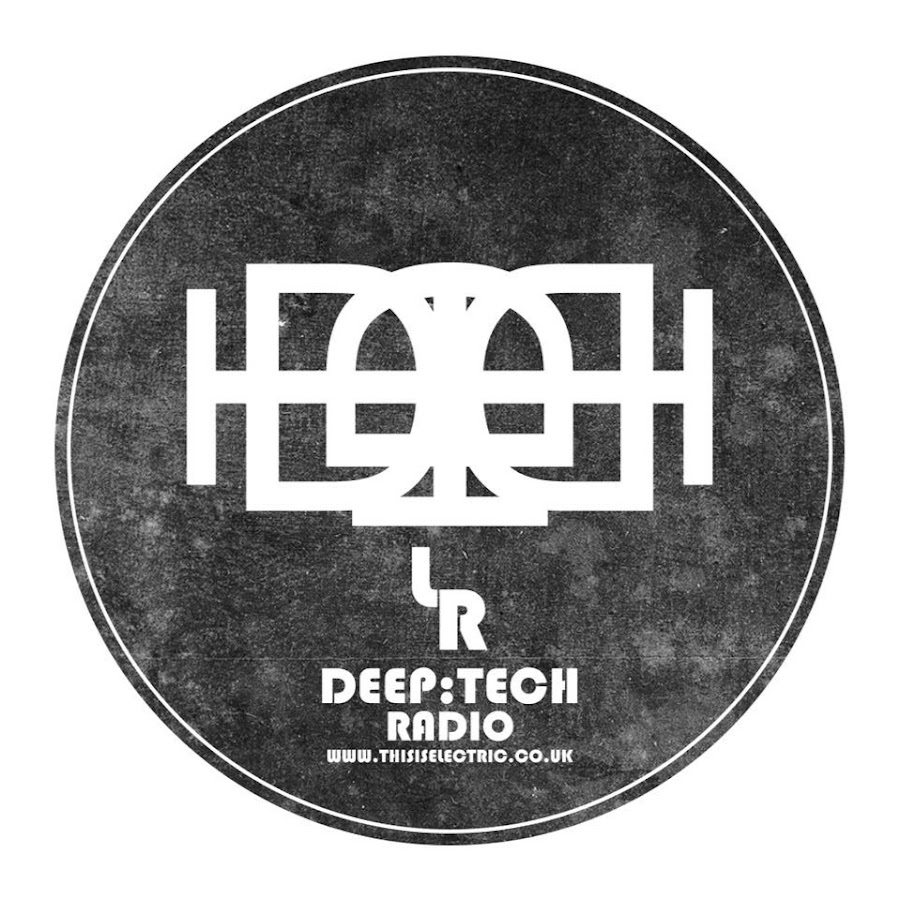 Tech radio. Full length shot of sound engineer holding a microphone. Информационное радиовещание. Современное радио. Tech radio.