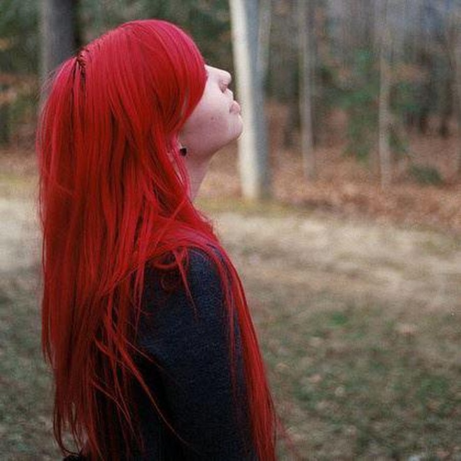Девушка с красными волосами фото. Ариэль Пайпер красные волосы. Девушка с красными волосами. Девушка с длинными красными волосами. Девушка с красными волосами фотосессия.
