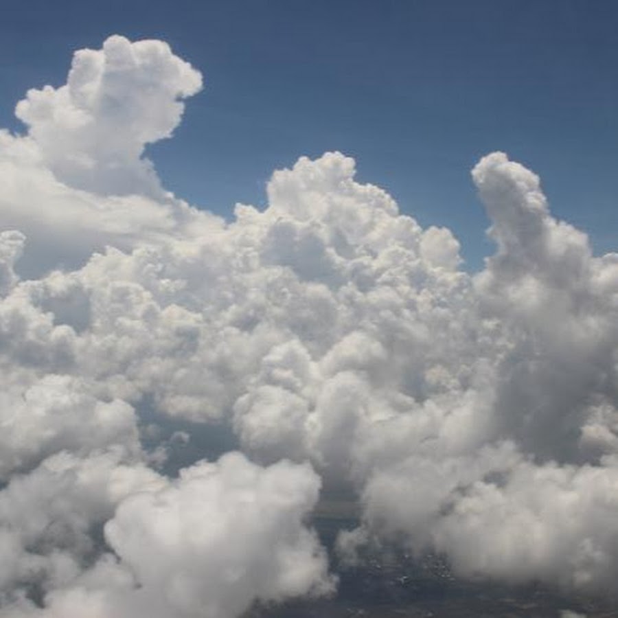 красивые кучевые облака. поток облаков. одноячейковая гроза. кучево дождевые вымеобразные. небо с облаками.